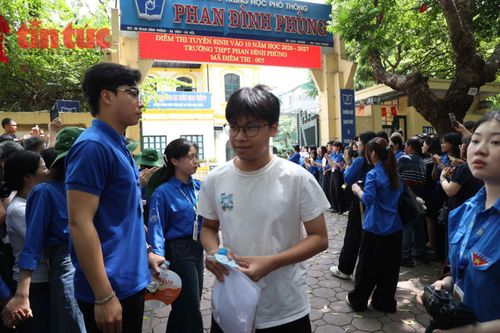 Thí sinh rời khỏi điểm thi THPT Phan Đình Phùng.