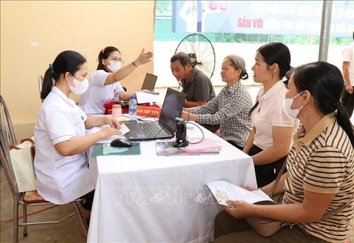Người dân tới khám sức khỏe tại lễ ra quân.