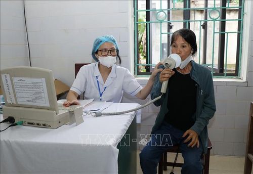 Người dân tới khám sức khỏe tại xã Phú Long, tỉnh Ninh Bình.