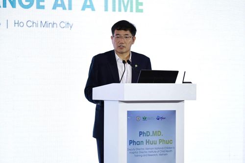 TS.BS Phan Hữu Phúc, Phó Giám đốc phụ trách chuyên môn Bệnh viện Nhi Trung ương, Tổng Thư ký Hội Nhi khoa Việt Nam chia sẻ tại hội thảo. Ảnh: BTC