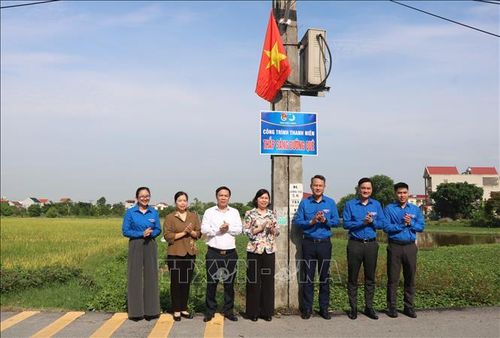 Ban tổ chức trao tặng công trình "Thắp sáng đường quê".
