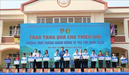 Ban tổ chức trao hỗ trợ "Góc học tập cho em".