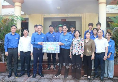 Ban tổ chức tặng quà, động viên đội hình thanh niên hỗ trợ người dân di dời tài sản nhường mặt bằng cho Dự án Cảng hàng không quốc tế Gia Bình.