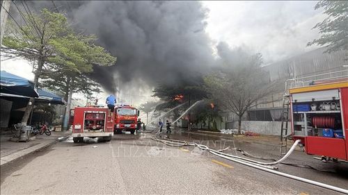 Lực lượng chức năng triển khai chữa cháy tại hiện trường vụ hỏa hoạn ở số 02 Lê Đức Thọ, phường Quy Nhơn, tỉnh Gia Lai chiều 30/5.