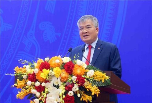 Phó Chủ nhiệm Văn phòng Chủ tịch nước Cấn Đình Tài công bố Quyết định đặc xá năm 2026 của Chủ tịch nước Cộng hòa xã hội chủ nghĩa Việt Nam. Ảnh: Phạm Kiên/TTXVN