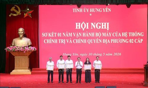 Bí thư Tỉnh ủy Hưng Yên Phạm Quang Ngọc trao Bằng khen cho các cá nhân có thành tích xuất sắc trong triển khai thực hiện sắp xếp, vận hành bộ máy của hệ thống chính trị và chính quyền địa phương 2 cấp. Ảnh: Đinh Văn Nhiều/TTXVN