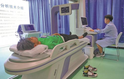 Sinh viên đại học trải nghiệm liệu pháp ngủ bằng từ trường xung tại phòng thí nghiệm quản lý sức khỏe giấc ngủ của Đại học Đông Bắc, Tần Hoàng Đảo. Ảnh: China Daily