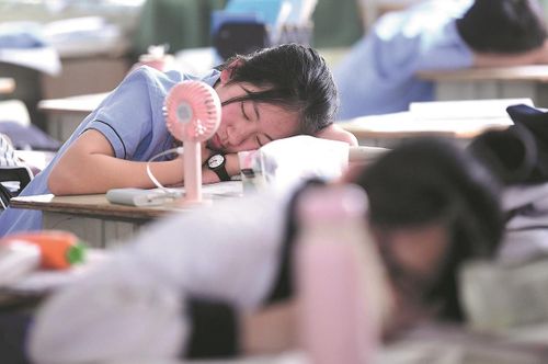 Học sinh nghỉ giải lao ở Thẩm Dương, tỉnh Liêu Ninh. Ảnh: China Daily