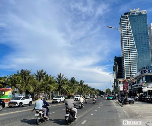 Theo ghi nhận, các tuyến đường trung tâm và ven biển Đà Nẵng đông đúc du khách trong dịp khai mạc Lễ hội pháo hoa quốc tế Đà Nẵng 2026.