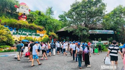 Du khách tại khu Khu suối khoáng nóng Núi Thần Tài ngày 30/5 đông hơn thường ngày.