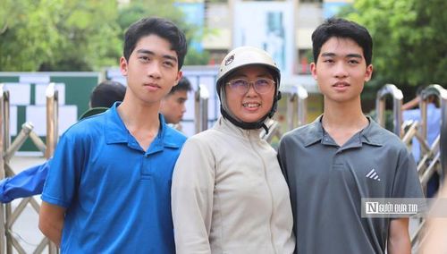 Hai anh em sinh đôi Phạm Vũ Gia Huy và Phạm Vũ Minh Hưng cùng phụ huynh.
