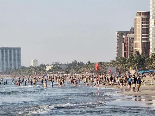 Bãi biển Mỹ Khê (Đà Nẵng) chật kín người trước giờ khai mạc DIFF 2026.