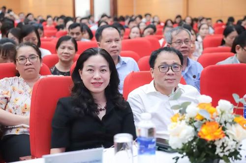 Bí thư Đảng ủy Trường ĐHYHN Phan Thị Thu Hương và GS Tạ Thành Văn, người sáng lập Trung tâm kiểm chuẩn chất lượng xét nghiệm Y học của trường tham dự hội nghị