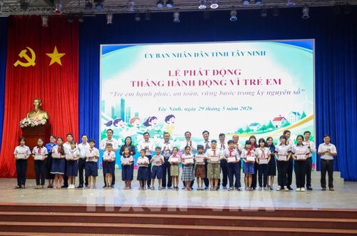 UBND tỉnh Tây Ninh tổ chức trao học bổng, quà tặng và dụng cụ học tập cho trẻ em có hoàn cảnh khó khăn trên địa bàn. Ảnh: Giang Phương - TTXVN