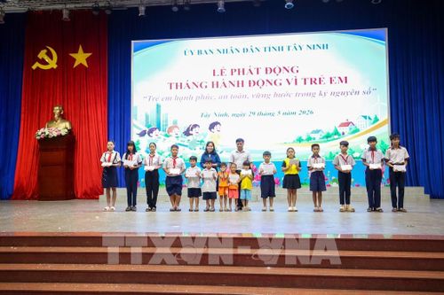 Học sinh được tiếp thêm động lực để vượt qua khó khăn, nỗ lực học tập, nuôi dưỡng ước mơ. Ảnh: Giang Phương - TTXVN