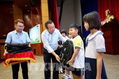 Ông Phạm Hùng Thái - Phó Bí thư Tỉnh ủy, Trưởng đoàn Đại biểu Quốc hội tỉnh Tây Ninh trao quà, động viên các học sinh có hoàn cảnh khó khăn. Ảnh: Giang Phương - TTXVN