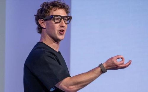 CEO của Meta, Mark Zuckerberg, đeo một cặp kính Meta Ray-Ban Display AI trong sự kiện Meta Connect ở Menlo Park, California, ngày 17 tháng 9 năm 2025. Ảnh: Bloomberg