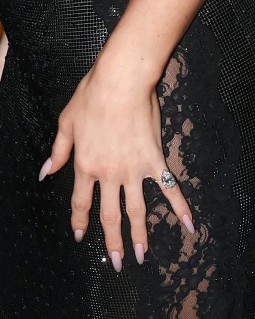 Người ta ước tính viên kim cương của Kylie Jenner có ít nhất 15 carat và trị giá hơn một triệu đô la. Ảnh: Getty Images