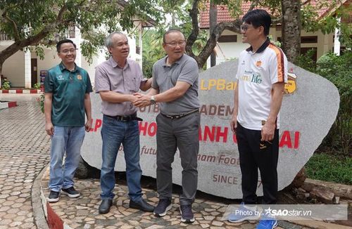 HLV Park Hang Seo sang Thái Lan. Ảnh: Linh Hùng