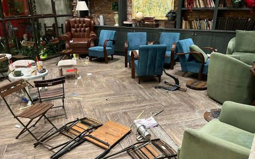 Cảnh tượng ngổn ngang bên trong quán cà phê