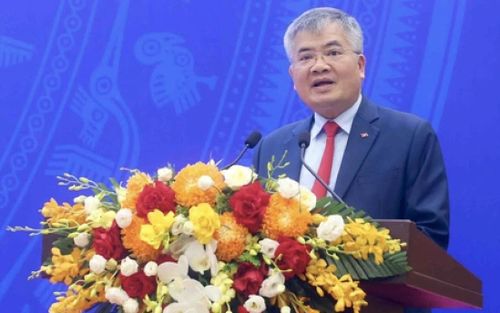 Ông Cấn Đình Tài - Phó Chủ nhiệm Văn phòng Chủ tịch nước - công bố quyết định của Chủ tịch nước đặc xá cho gần 10.000 phạm nhân