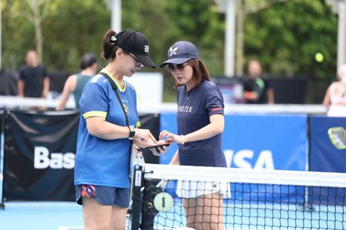 Madam Truyền tham gia nhiều giải đấu pickleball với tư cách là tay vợt chuyên nghiệp, chị mang tới sân thi đấu không chỉ cách chơi sắc sảo mà còn thể hiện sự chọn lựa thời trang đẹp mắt, tinh tế của cây vợt nữ. Ảnh: Kingtek