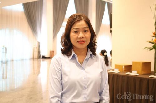 Bà Trần Thị Mai Hương, Phó Chủ tịch Ủy ban Cạnh tranh Quốc gia trao đổi với phóng viên Báo Công Thương.