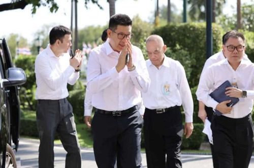 Quan chức Thái Lan mặc áo sơ mi đi làm tại Bangkok ngày 10/3, thay vì mặc vest như thông thường. Ảnh: Bangkok Post
