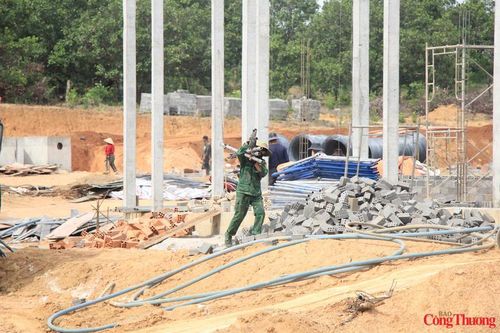 Người trộn hồ, phụ xây, người cắt sắt, đan sắt, vận chuyển vật liệu… tất cả đều khẩn trương, nhịp nhàng trong tiếng máy móc vang vọng khắp công trường.