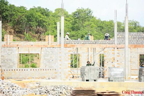 Ghi nhận của phóng viên Báo Công Thương tại công trường Trường Phổ thông Dân tộc nội trú liên cấp Tiểu học và Trung học cơ sở xã Ia Púch, dưới cái nắng gay gắt của vùng biên giới, 40 cán bộ, chiến sĩ Bộ đội Biên phòng tỉnh Gia Lai vẫn miệt mài lao động cùng công nhân xây dựng.