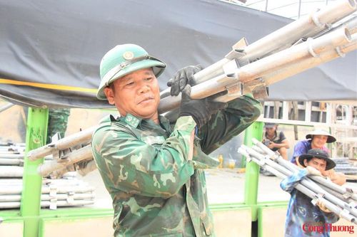 Trong quá trình làm việc, các chiến sĩ luôn chú trọng bảo đảm hiệu suất lao động đi đôi với giữ gìn thể lực và an toàn thi công.
