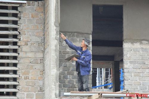 Theo ông Quyến, trước khi được hỗ trợ, công trường đang thiếu khoảng 70 lao động. Đợt này, lực lượng quân đội bổ sung 40 cán bộ, chiến sĩ đã giúp nhà thầu giảm đáng kể áp lực nhân công, tạo điều kiện đẩy nhanh tiến độ thi công. Để bảo đảm hoàn thành công trình trước năm học 2026 - 2027 theo yêu cầu của tỉnh Gia Lai, nhà thầu đang triển khai nhiều giải pháp, trong đó trọng tâm là tăng cường nhân lực.