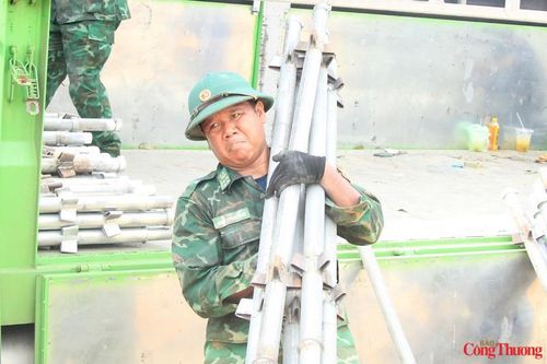 Giữa cái nắng gắt nơi biên giới, hình ảnh những người lính quân hàm xanh lấm lem hồ vữa, miệt mài cùng công nhân trên công trường không chỉ góp phần đẩy nhanh tiến độ xây dựng trường học mà còn lan tỏa tinh thần trách nhiệm, nghĩa tình quân dân nơi vùng biên Tổ quốc.
