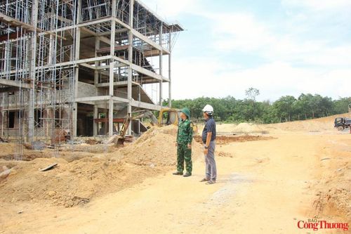 Ông Nguyễn Trung Quyến, đại diện Liên danh Công ty Trách nhiệm hữu hạn Một thành viên Xây dựng Nhật Quang và Công ty Trách nhiệm hữu hạn Xây dựng Đức Anh - Gia Lai, đơn vị thi công dự án, cho biết hiện nay tình trạng thiếu nhân công xây dựng trên địa bàn tỉnh đang rất nghiêm trọng. Trong khi đó, nhiều công trình trường học tại khu vực biên giới đồng loạt khởi công khiến áp lực về lao động càng lớn. “Việc lực lượng quân đội hỗ trợ thi công tại các điểm trường là sự hỗ trợ hết sức kịp thời, góp phần tăng cường nhân lực, giảm áp lực thiếu lao động và đẩy nhanh tiến độ công trình”, ông Quyến nói.