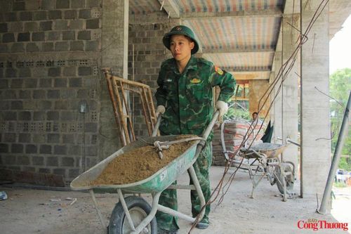 “Khối lượng công việc tại công trường hiện nay rất lớn trong khi lực lượng hỗ trợ còn hạn chế. Vì vậy, đơn vị chủ động phối hợp với nhà thầu thi công để bố trí nhân lực hợp lý, hỗ trợ hiệu quả tại các vị trí thi công nhằm góp phần đẩy nhanh tiến độ công trình”, Thiếu tá Sỹ chia sẻ.