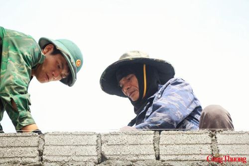 Bộ đội Biên phòng tỉnh góp sức đưa các công trình trường học về đích đúng tiến độ. Ảnh: Hiền Mai