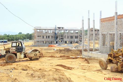 Những ngày cuối tháng 5, tại công trường xây dựng Trường Phổ thông Dân tộc nội trú liên cấp Tiểu học và Trung học cơ sở ở 7 xã biên giới tỉnh Gia Lai, không khí thi công diễn ra khẩn trương.