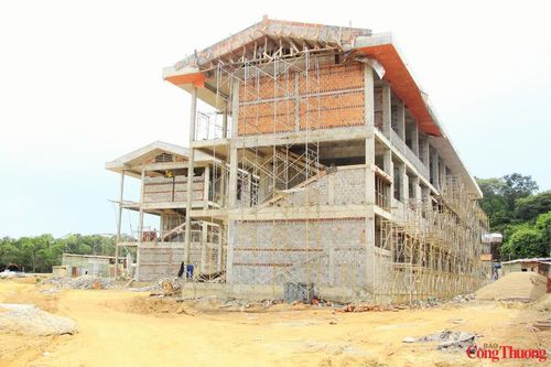 Bên cạnh công nhân của các đơn vị thi công, hàng chục cán bộ, chiến sĩ Bộ đội Biên phòng tỉnh cũng trực tiếp có mặt trên công trường, tham gia nhiều phần việc để hỗ trợ đẩy nhanh tiến độ xây dựng.