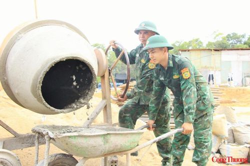 Trung úy Cao Kiến Giang, công tác tại Đồn Biên phòng Cửa khẩu Quốc tế Lệ Thanh cho biết, khi tham gia hỗ trợ công trình, anh cùng đồng đội được giao nhiều phần việc như trộn hồ, phụ xây, cắt sắt, đan sắt… Theo Trung úy Cao Kiến Giang, dù công việc kéo dài từ 2 đến 2,5 tháng trong điều kiện nắng nóng, lao động nặng nhọc nhưng cán bộ, chiến sĩ luôn nhận được sự quan tâm của đơn vị về chế độ ăn uống, nghỉ ngơi nên vẫn bảo đảm sức khỏe để duy trì hiệu quả công việc.