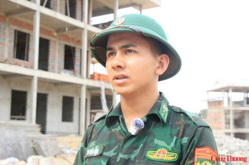“Ngay từ đầu, chúng tôi đã được cấp trên quán triệt rõ ý nghĩa của việc tham gia xây dựng trường học cho địa phương. Đây không chỉ là nhiệm vụ mà còn là trách nhiệm, tình cảm của người lính đối với bà con vùng khó khăn. Vì vậy, dù thời tiết khắc nghiệt, anh em vẫn luôn động viên nhau cố gắng hoàn thành công việc với kết quả tốt nhất”, Trung úy Giang nói.