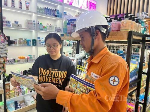 Cán bộ Công ty Điện lực Đắk Lắk hướng dẫn đến các cơ sở kinh doanh sử dụng điện tiết kiệm. Ảnh: Nguyễn Hoàng