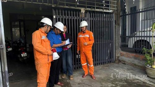 Cán bộ Công ty Điện lực Đắk Lắk tuyên truyền người dân sử dụng điện an toàn, tiết kiệm trong cao điểm nắng nóng năm 2026. Ảnh: Nguyễn Hoàng