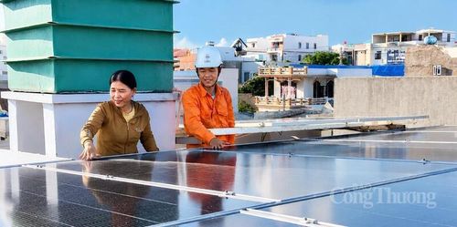 Cán bộ Điện lực Phú Quý kiểm tra, tư vấn hệ thống Điện mặt trời mái nhà cho gia đình bà Nguyễn Thị Điệp, thôn Mỹ Khê, đặc khu Phú Quý. Ảnh: Thiên Phương
