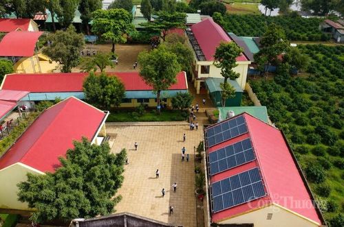 Hệ thống Điện mặt trời mái nhà ở Trường tiểu học Nguyễn Văn Trỗi, xã Tuy Đức, tỉnh Lâm Đồng. Ảnh: Thiên Phương