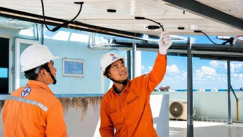 Nhân viên Điện lực Phú Quý kiểm tra hệ thống điện mặt trời mái nhà tại đặc khu Phú Quý. Ảnh: Thiên Phương