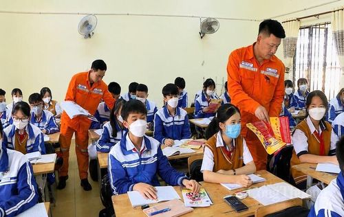 Nhân viên Công ty Điện lực Lâm Đồng tuyên truyền tiết kiệm điện cho học sinh. Ảnh: Thiên Phương