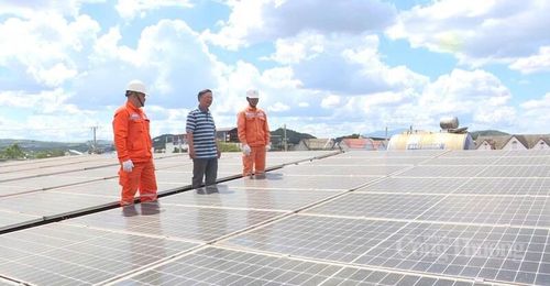 Công nhân Công ty Điện lực Lâm Đồng kiểm tra vận hành hệ thống điện mặt trời mái nhà, góp phần đảm bảo khai thác hiệu quả nguồn năng lượng sạch và an toàn cho khách hàng. Ảnh: Thiên Phương