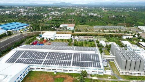 Hệ thống điện mặt trời mái nhà được lắp đặt trên khu nhà xưởng của doanh nghiệp, góp phần giảm chi phí sản xuất, chủ động nguồn năng lượng và thúc đẩy phát triển xanh, bền vững. Ảnh: Thiên Phương