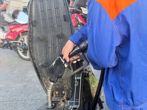 Bảo dưỡng xe định kỳ là vô cùng quan trọng, đặc biệt với các dòng xe cũ, để đảm bảo an toàn và kéo dài tuổi thọ động cơ. Ảnh: Minh Anh.