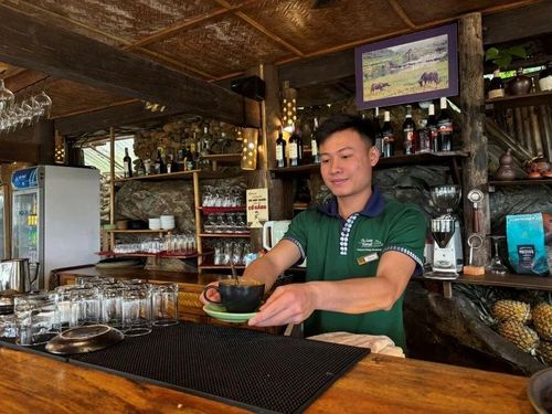 Thanh niên Hà Minh Trí vui mừng vì du lịch địa phương phát triển tạo thêm nhiều việc làm cho người trẻ như mình.